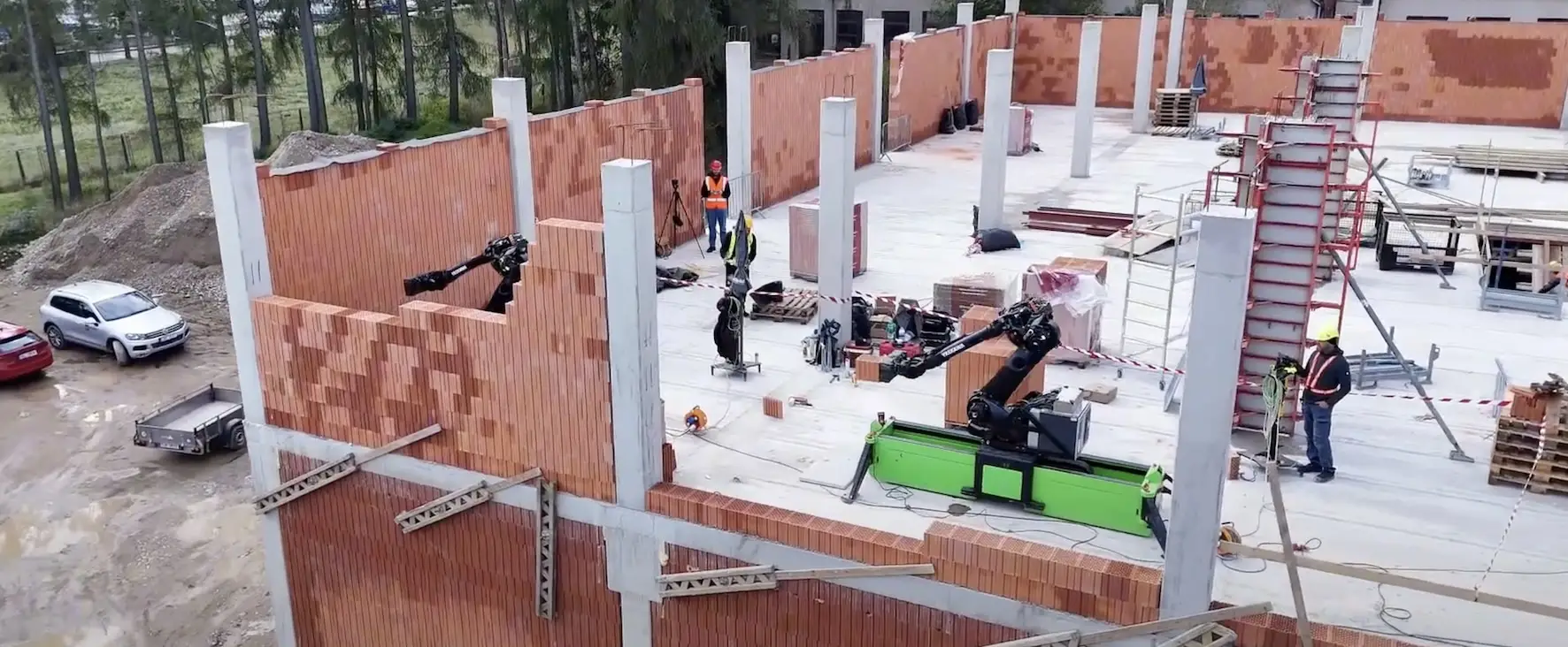 Az építőipart érintő munkaerőhiányra kínál megoldást a Wienerberger új falazórobotja