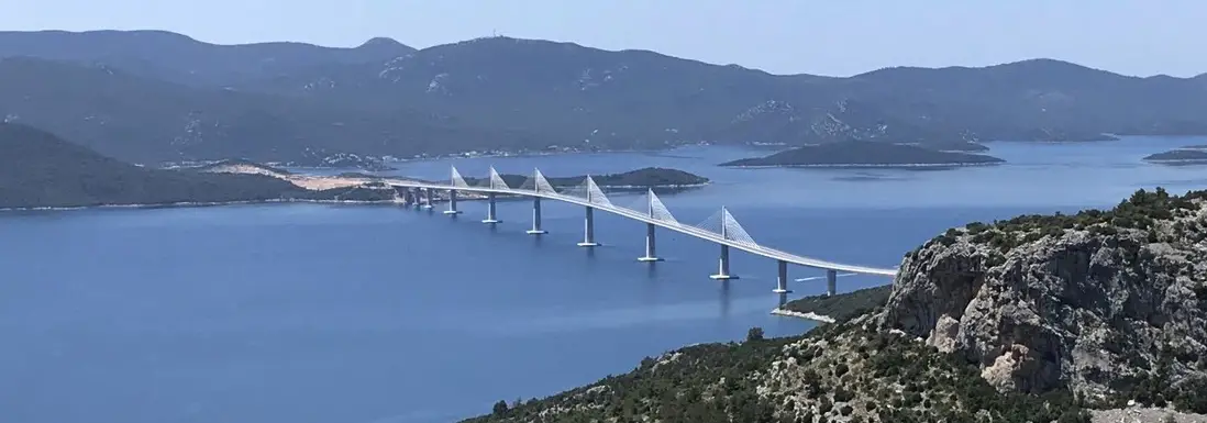 Repedések miatt javítják a négy éve átadott horvátországi Peljesac-híd pilléreit